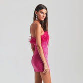 Trägerloses, ärmelloses, figurbetontes Minikleid mit Federn